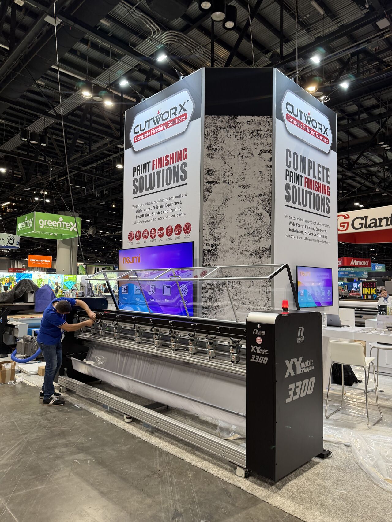 Jumbo roll to XY cut automation demo at CUTWORX USA booth with Canon Colorado UVgel printer